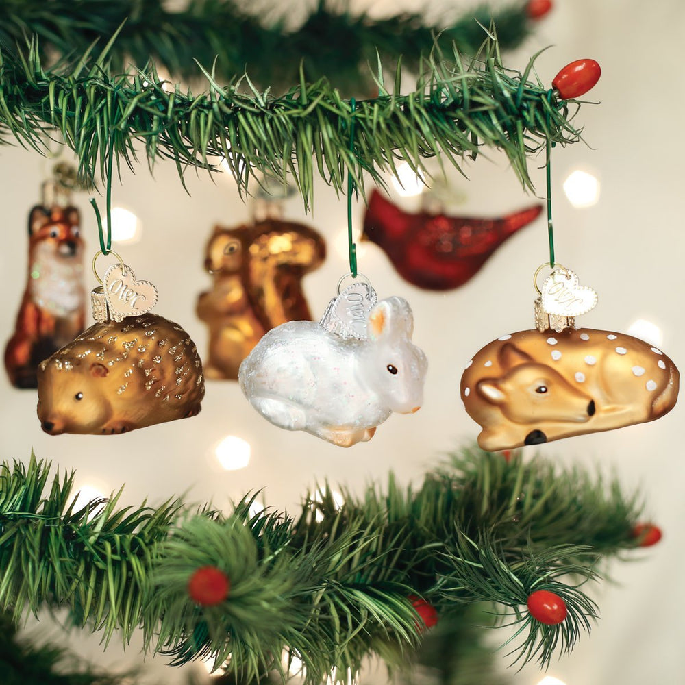 Old World Christmas gros plan d’un cerf soufflé main, détail soigné valorisé