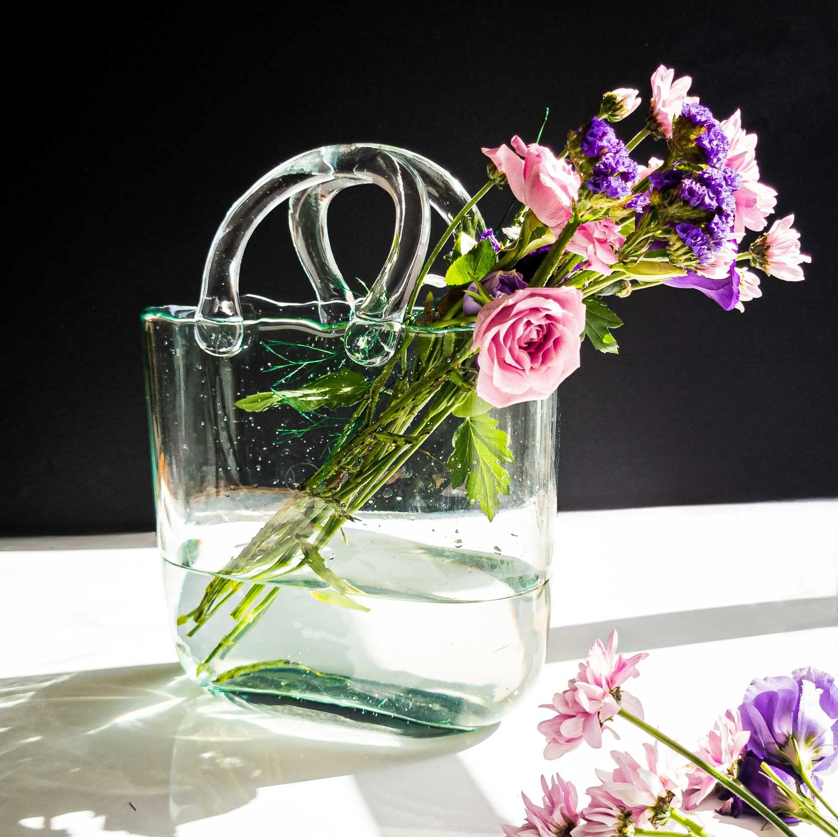 OLEEK vase rempli de galets illustrant support décoratif et maintien