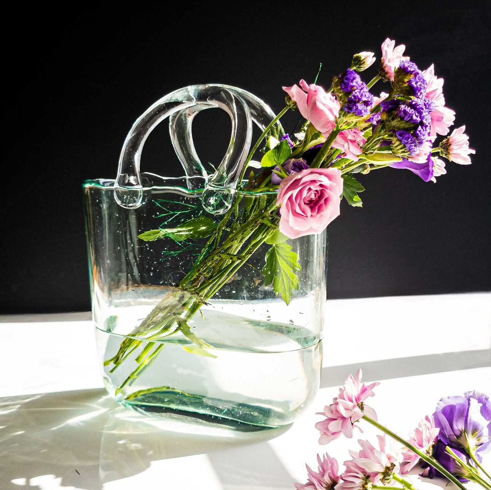 OLEEK vase rempli de galets illustrant support décoratif et maintien