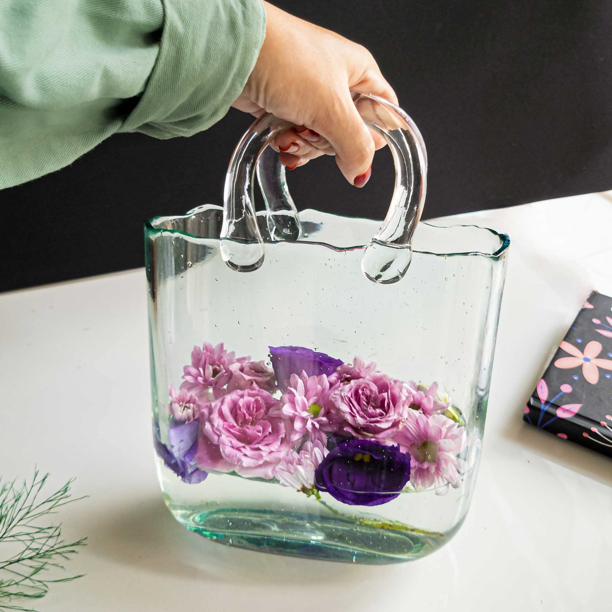 OLEEK vase à côté d’un objet pour comparaison d’échelle utile