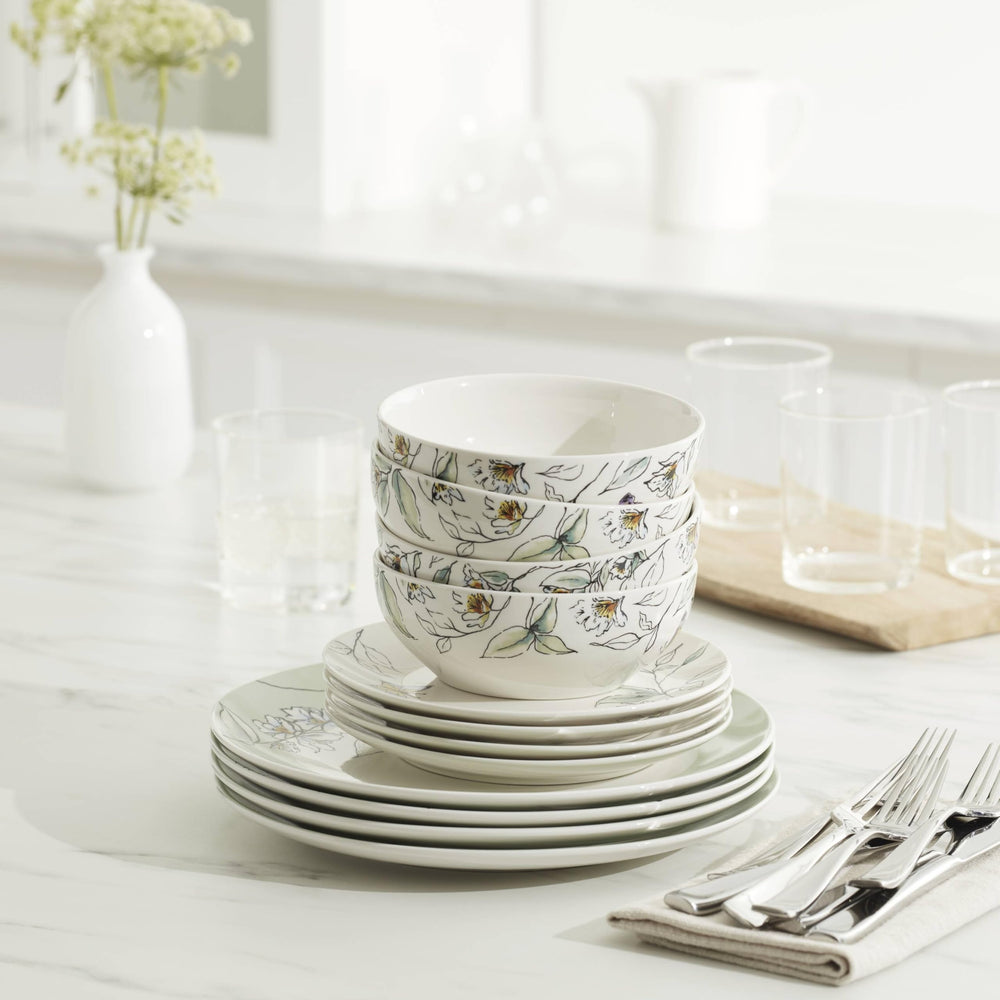 Oneida Botanica assiette tenue à la main donnant idée d'échelle pratique