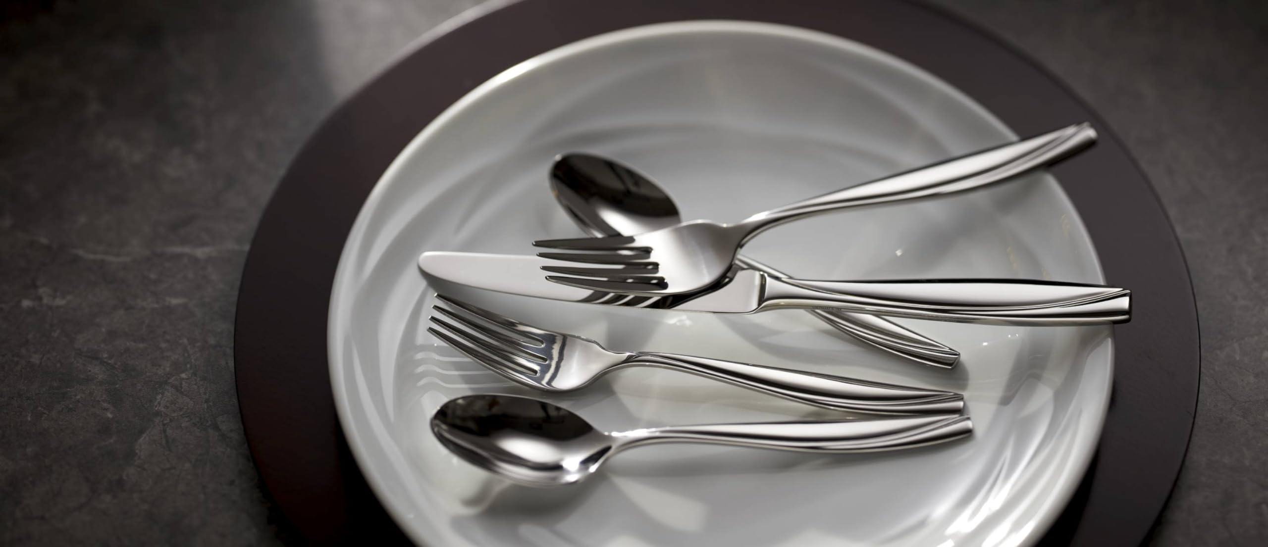 Oneida Camlynn Mirror pièces de service présentées, pratique pour le service partagé