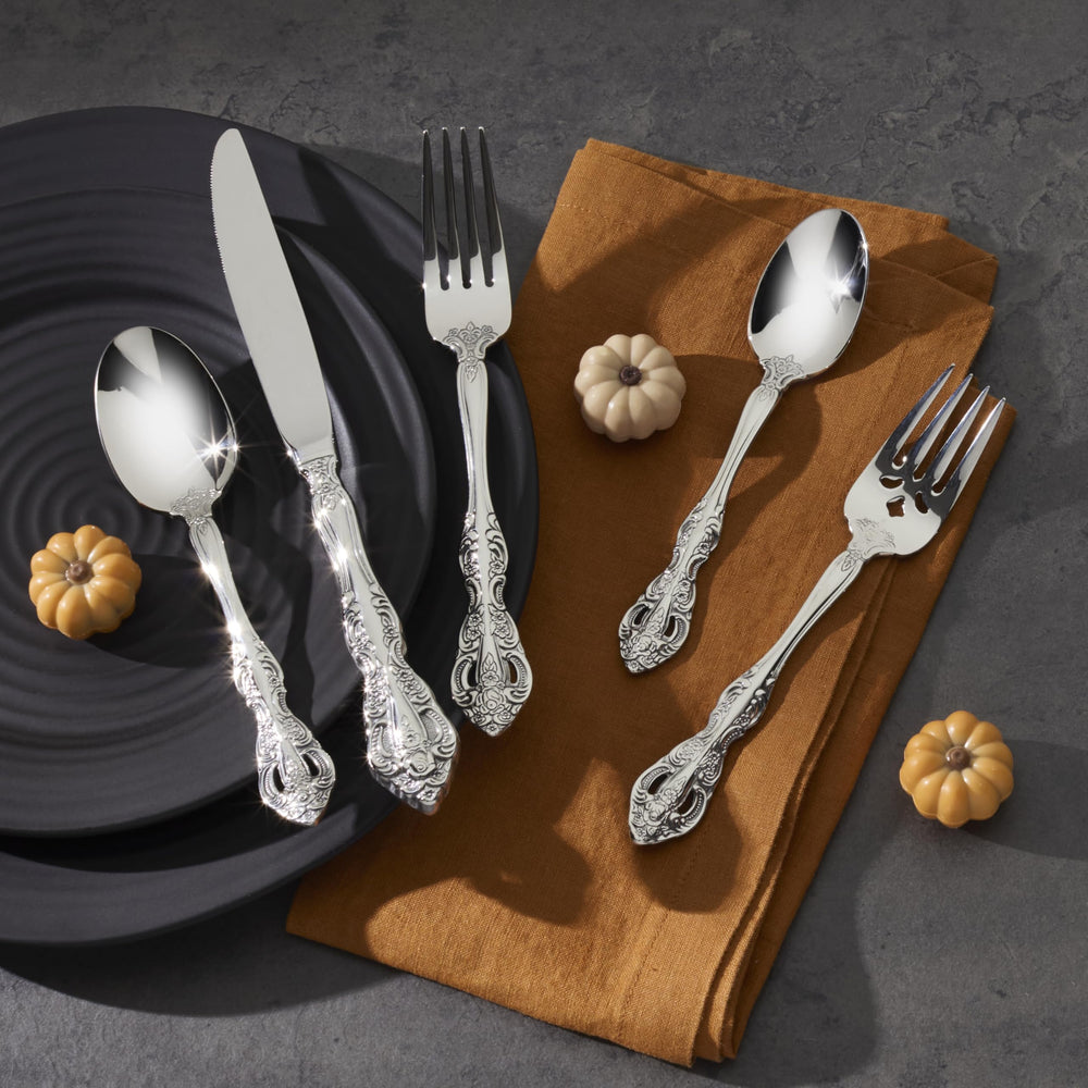Oneida Michelangelo ensemble sur table montrant mise en scène raffinée
