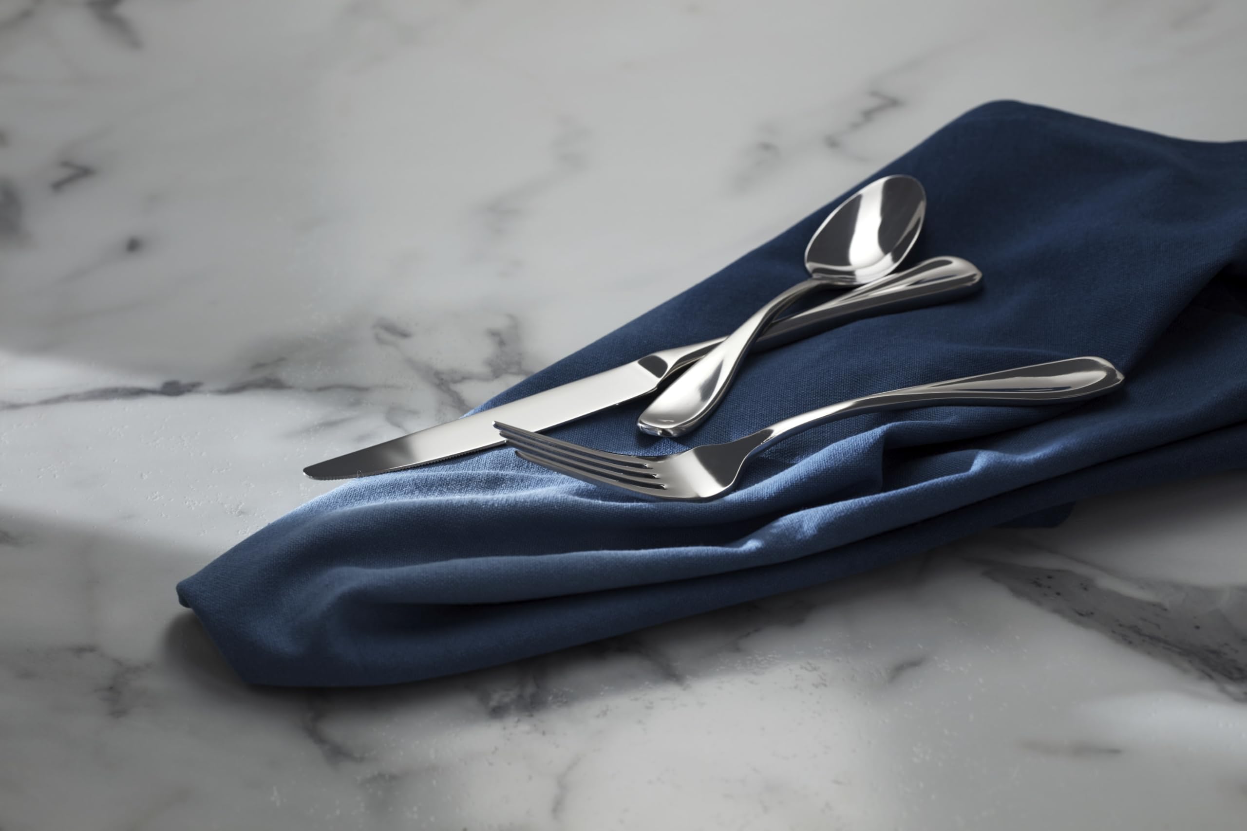 Oneida Voss comparaison taille avec main illustrant proportions pratiques
