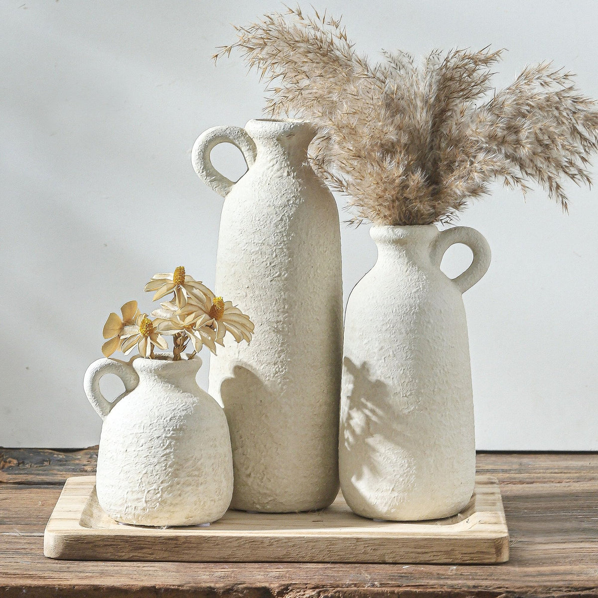 ooit ensemble face avant montrant trois vases blancs patinés pour décoration chaleureuse