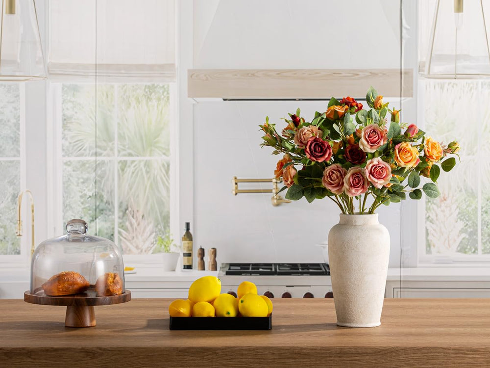 ooit vase à côté d'une main montrant échelle et taille pratique