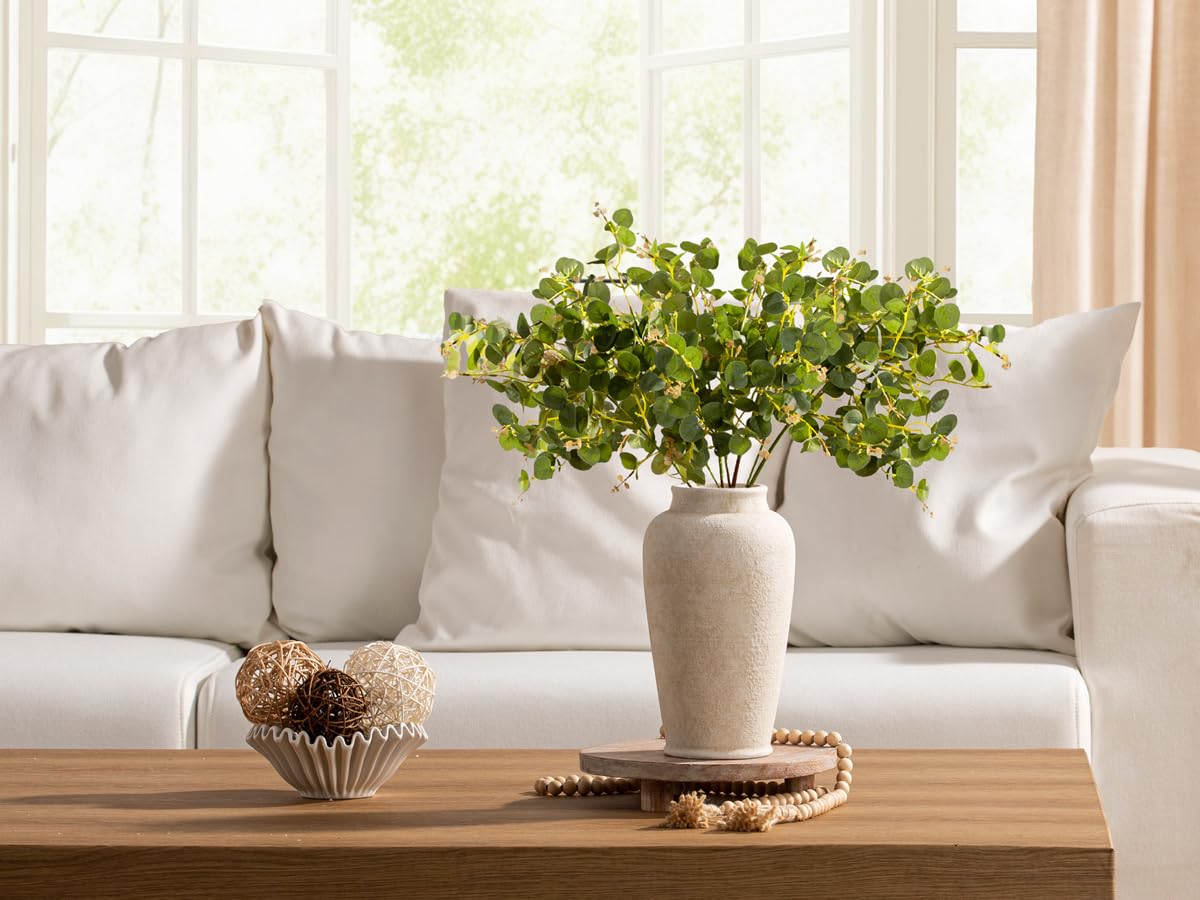 ooit vase posé sur étagère salon ajoutant chaleur décorative