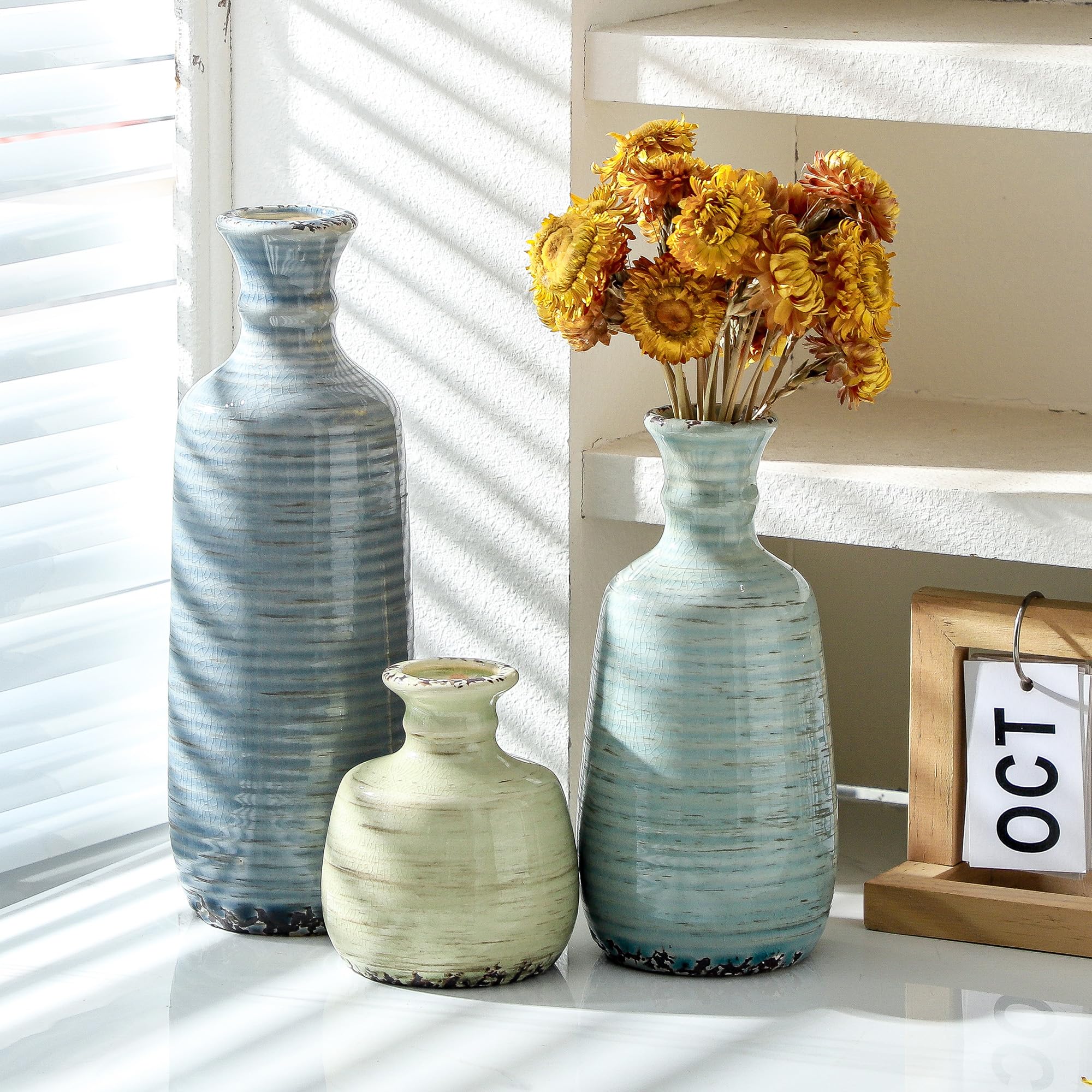 ooit trois vases sur manteau, créent centre visuel élégant