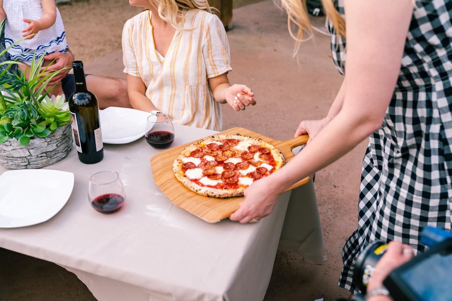 ooni utilisée comme planche de service pour présenter une pizza