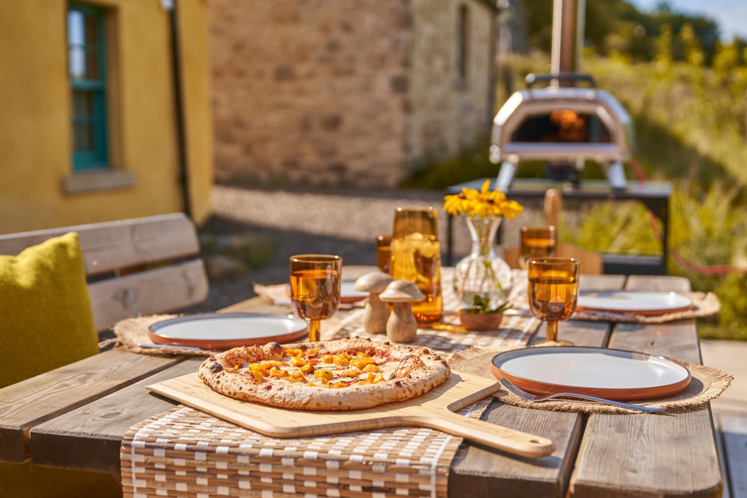 Ooni planche avec pizza prête à trancher et servir