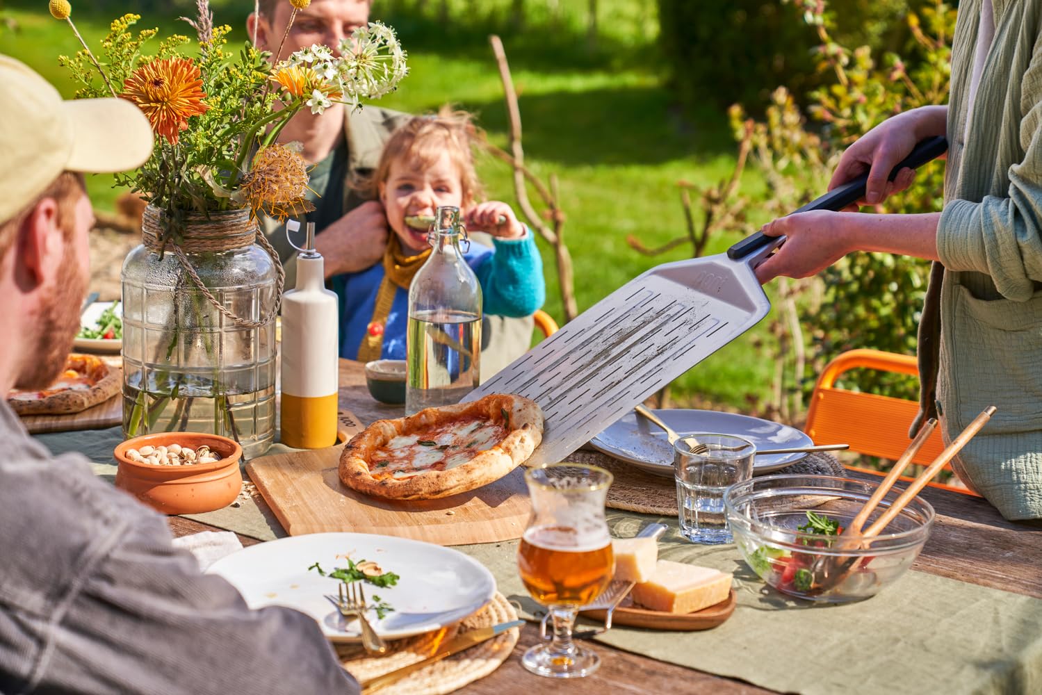 Ooni pelle en usage pour lancer pizza facilitant geste