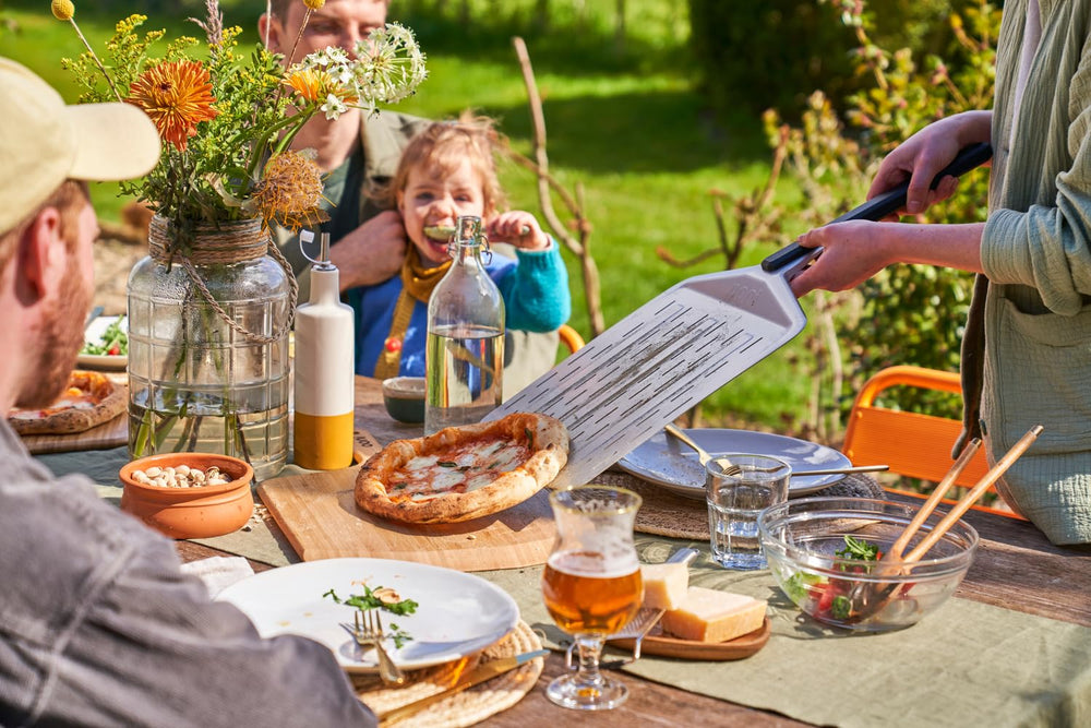 Ooni pelle en usage pour lancer pizza facilitant geste
