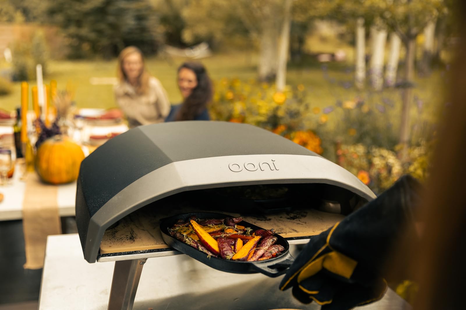 ooni poêle posée sur barbecue montrant polyvalence et saisie intense