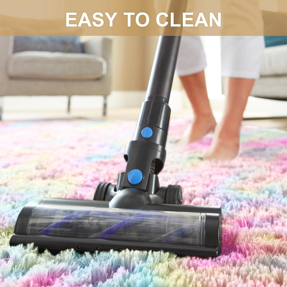 Ophanie coin détente sur tapis arc‑en‑ciel créant espace cosy