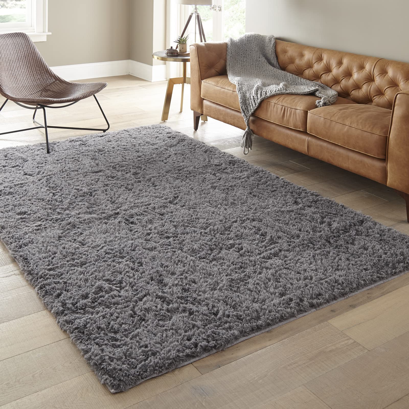 Ophanie tapis à côté d'un fauteuil pour visualiser l'échelle réelle