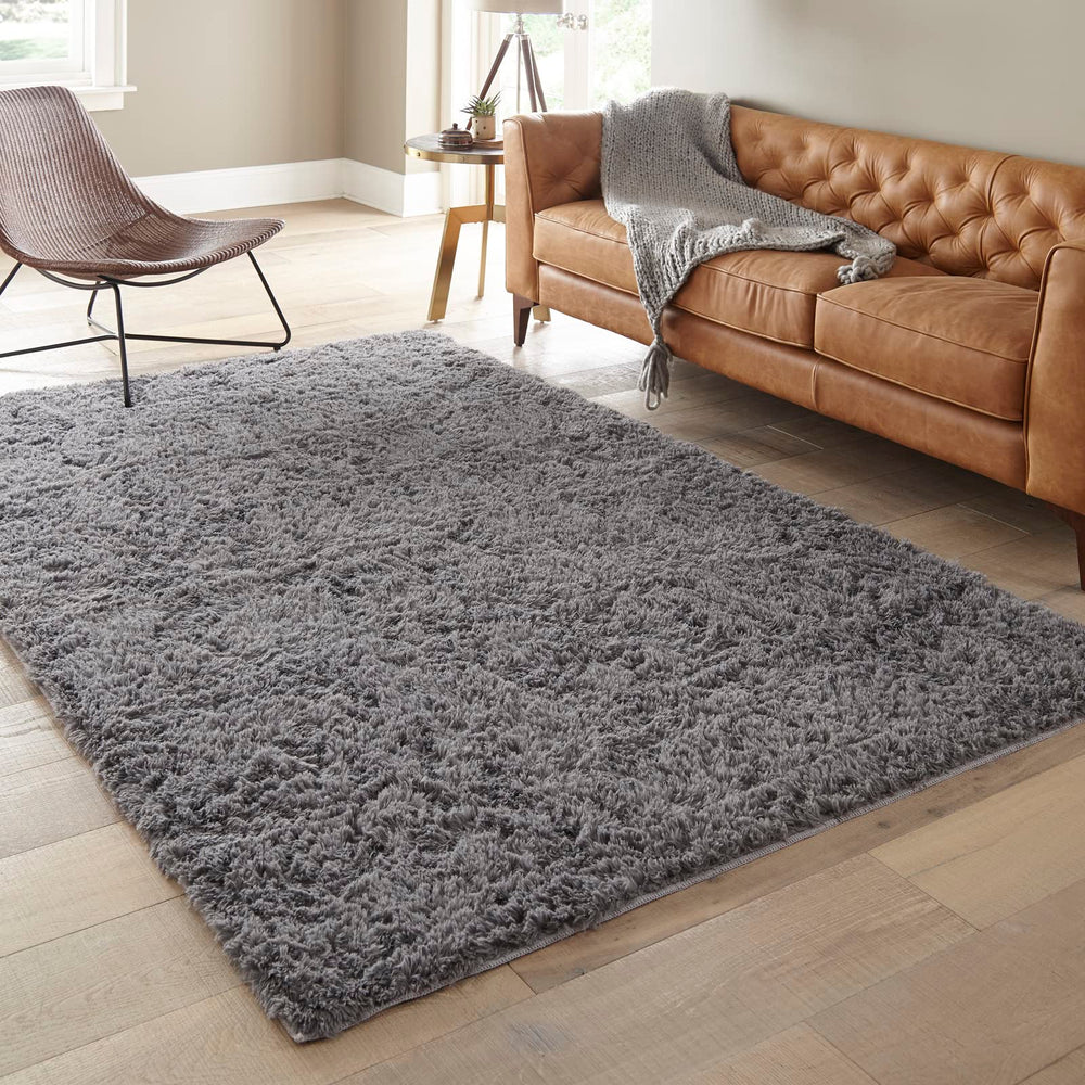 Ophanie tapis à côté d'un fauteuil pour visualiser l'échelle réelle