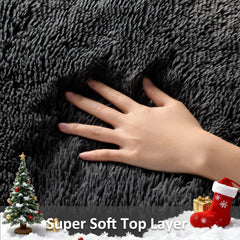 Ophanie tapis noir gros plan texture, montre douceur pelucheuse
