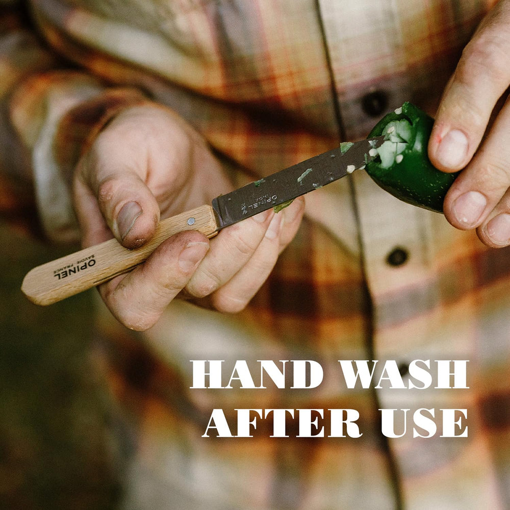 OPINEL couteau en action épluchage et précision pour préparation rapide