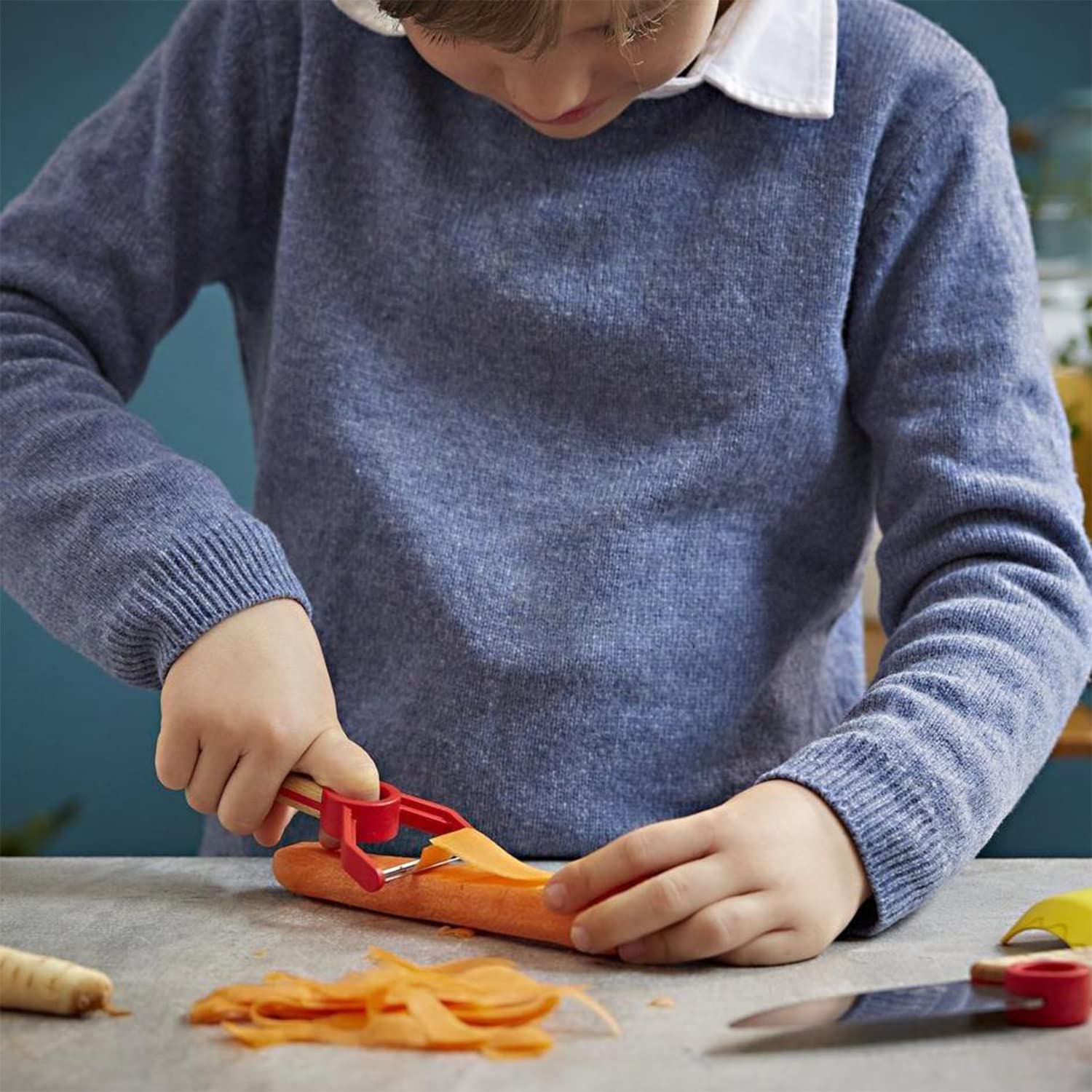OPINEL enfant coupe une pomme sous surveillance adulte sécurisée
