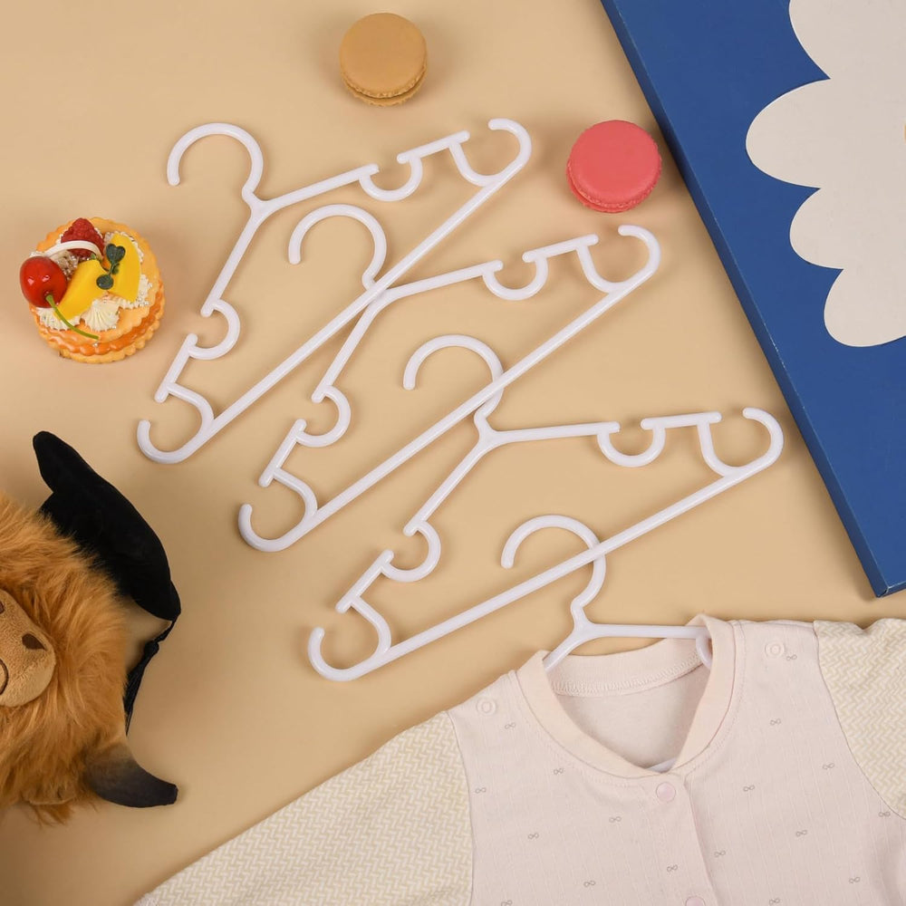 Oppeeye cintres disposés dans nurserie optimisent rangement