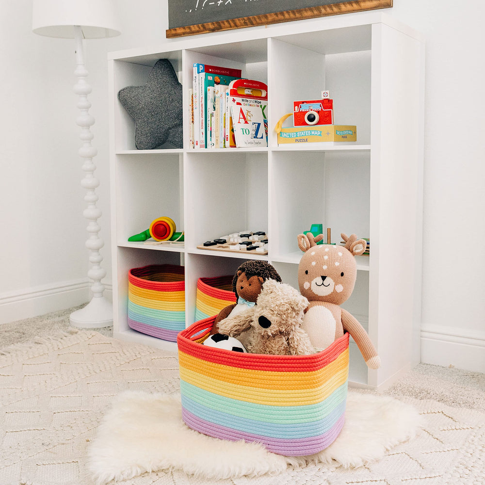 OrganiHaus panier rempli de jouets dans une chambre d'enfant, encourage le rangement