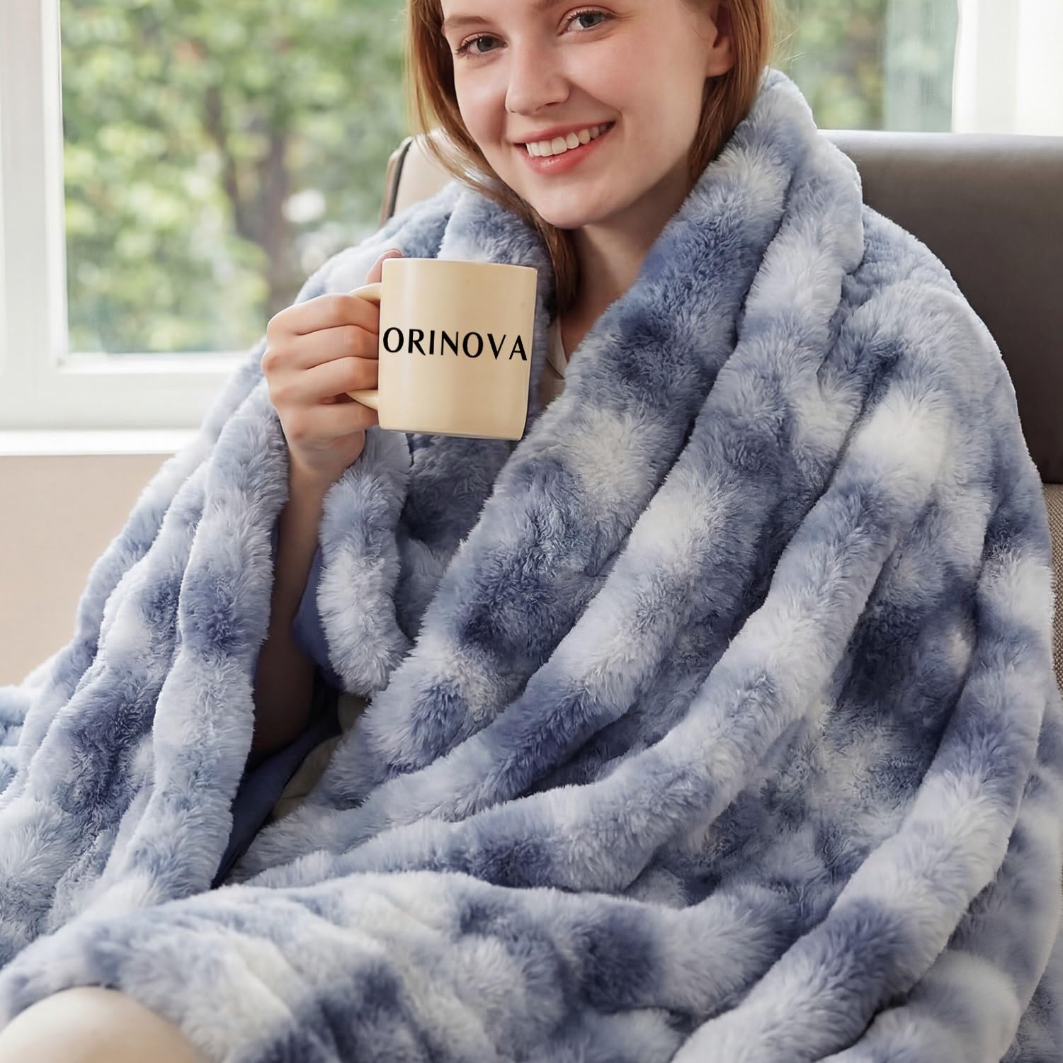 ORINOVA plaid tie-dye bleu face visible, ajoute confort et style