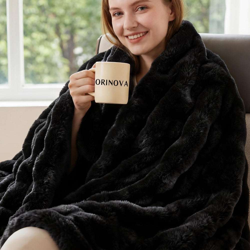ORINOVA plaid recto en fausse fourrure noire apportant confort visuel et douceur