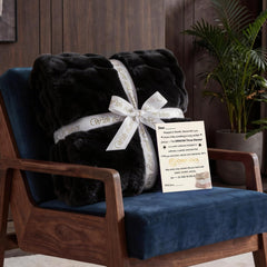 ORINOVA plaid posé sur canapé créant une ambiance cosy et décorative