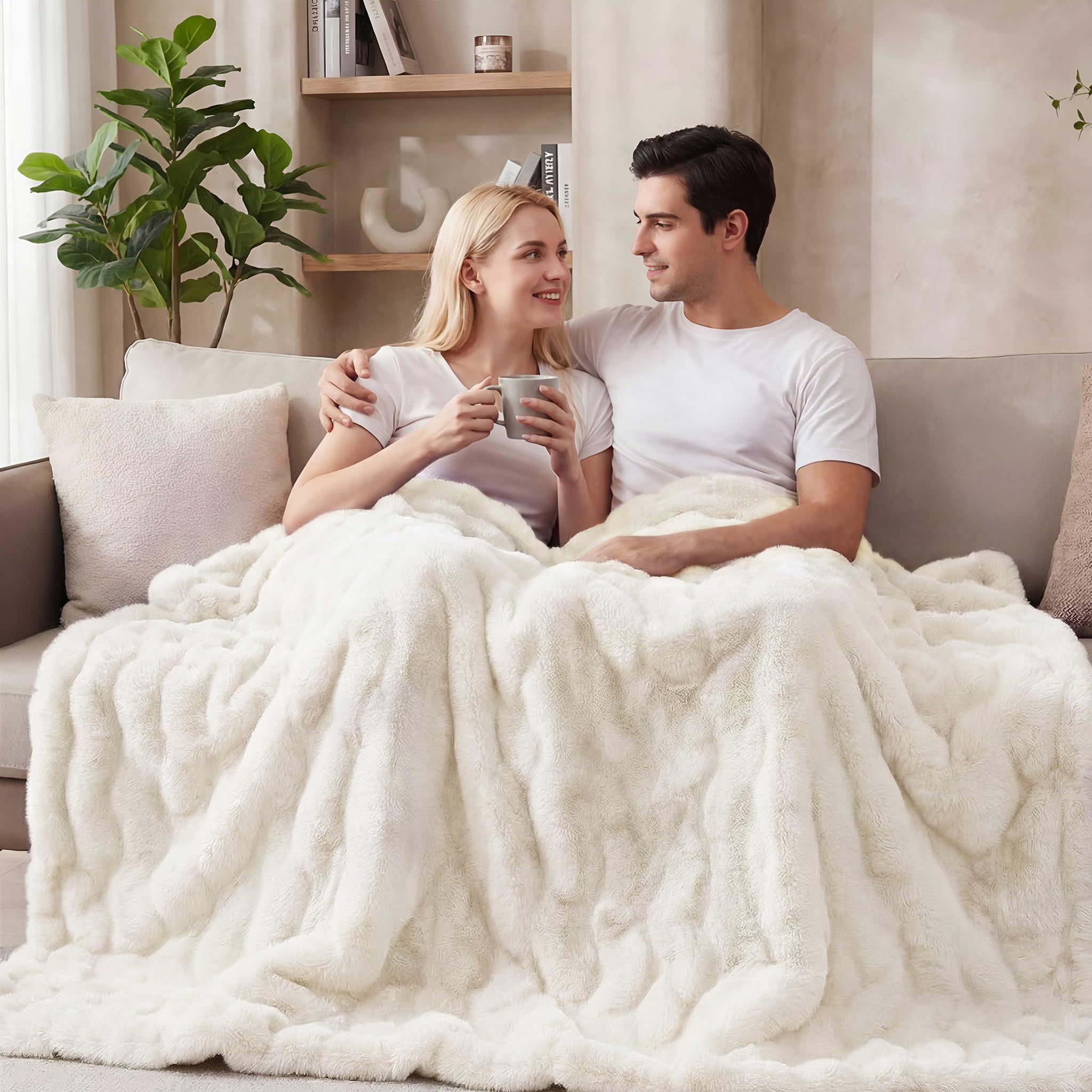 ORINOVA plaid sur canapé créant ambiance chaleureuse et décorative
