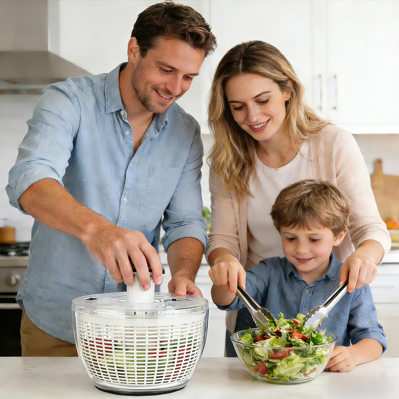 Ourokhome mise en scène dans cuisine illustrant préparation de salade