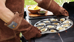 Outset poêle en cuisson sur grill avec huîtres, cuisson uniforme