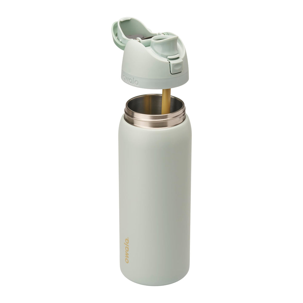 Gros plan du bec FreeSip Owala montrant l’ouverture double pour boire facilement