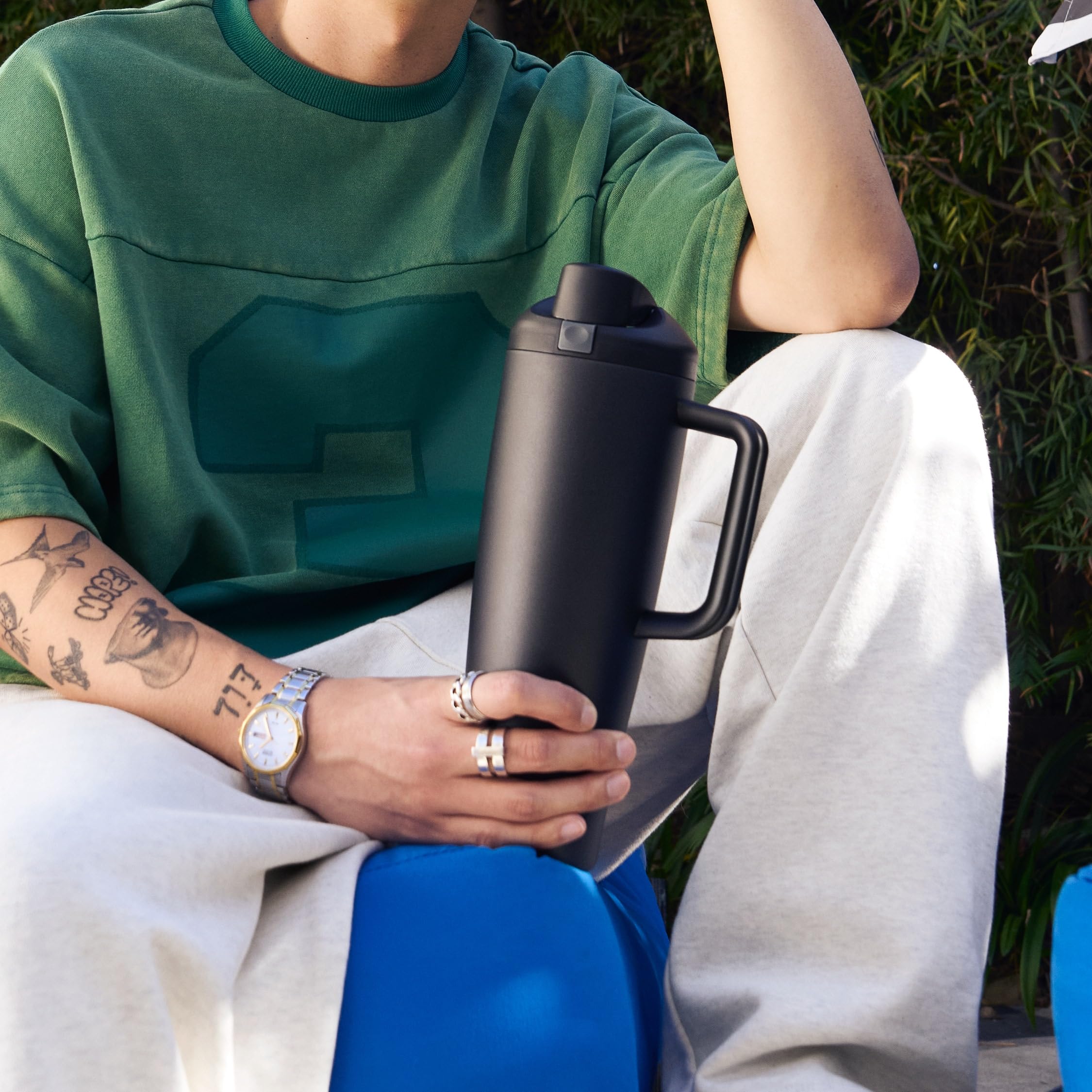 Owala FreeSip comparaison d'échelle montrant capacité 40oz et compatibilité porte-gobelet