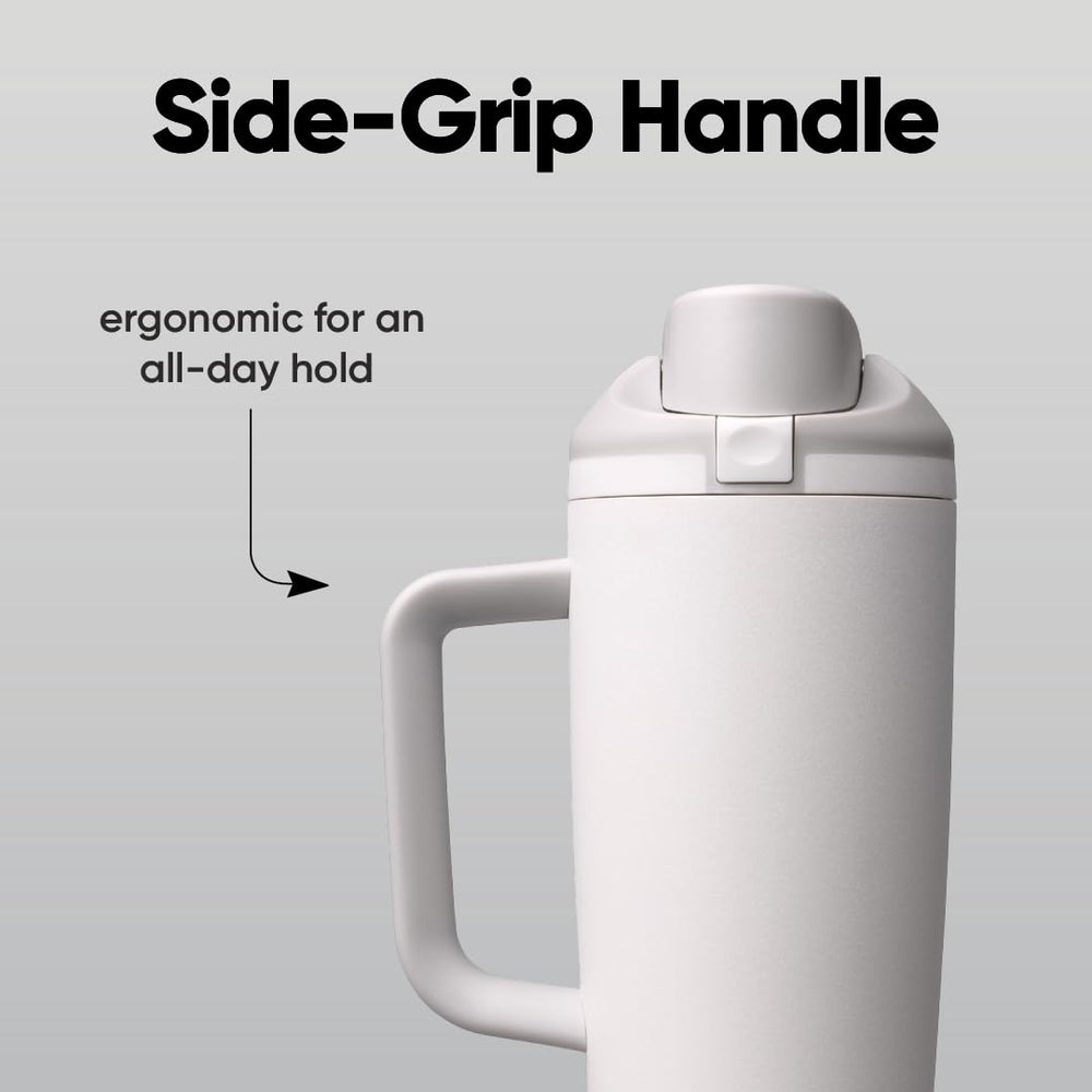 Owala FreeSip comparée à une main avec glaçons, montre la capacité 30 oz