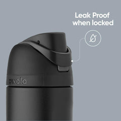 Owala FreeSip comparaison d'échelle posée près d'une bouteille standard pour visualiser la capacité 40 oz