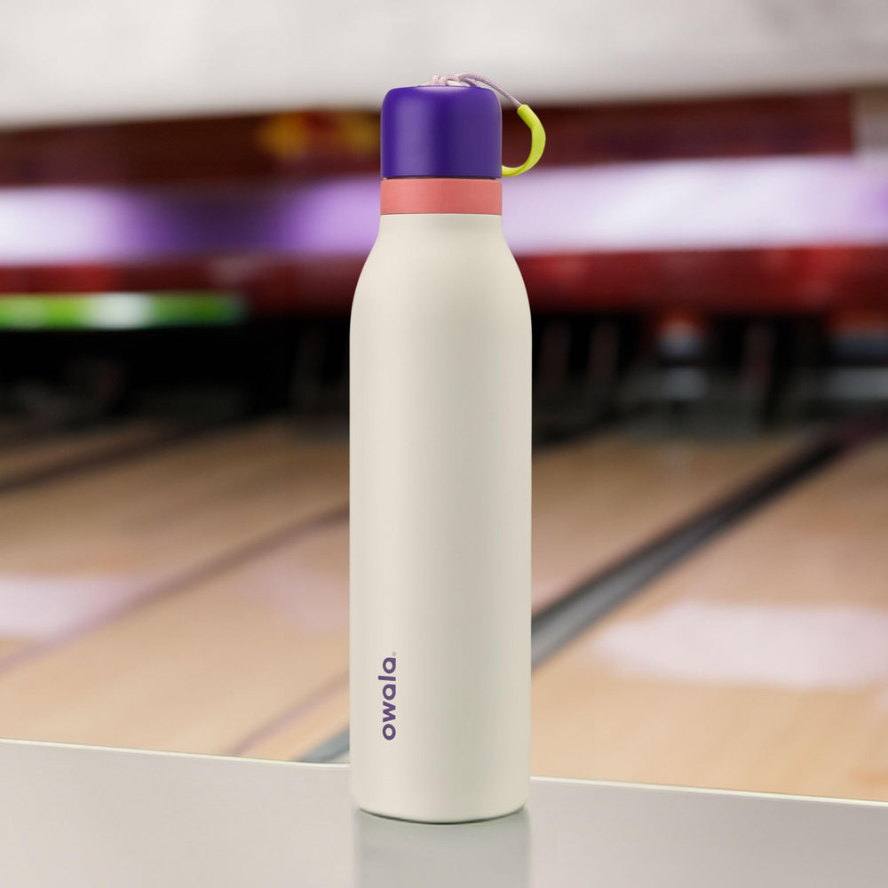 Owala FreeSip Twist posée sur un bureau pour une hydratation pratique au travail