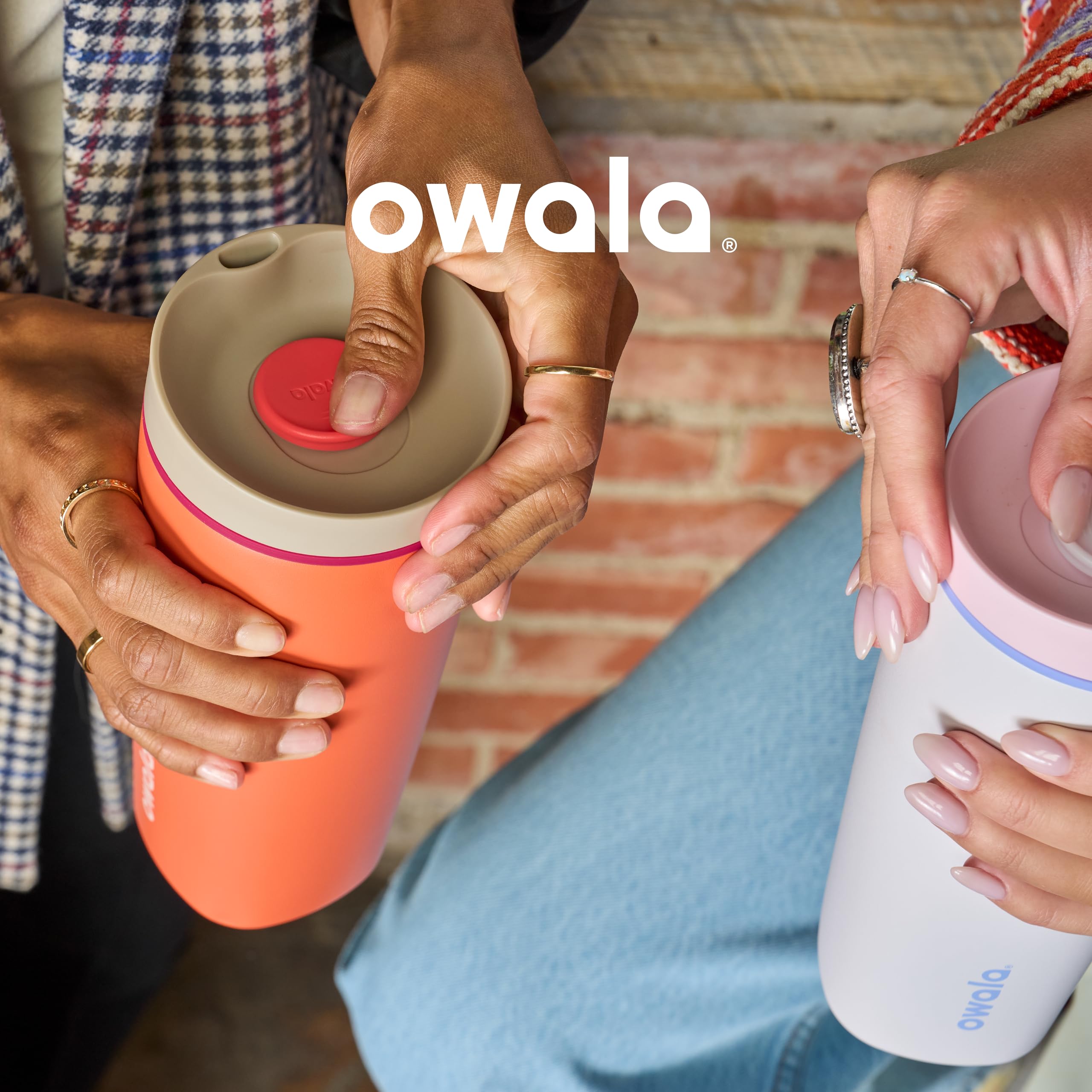 Owala SmoothSip Slider posé dans la main pour visualiser la taille et prise en main