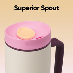 Owala SmoothSip installé dans un porte-gobelet de voiture pour trajets pratiques