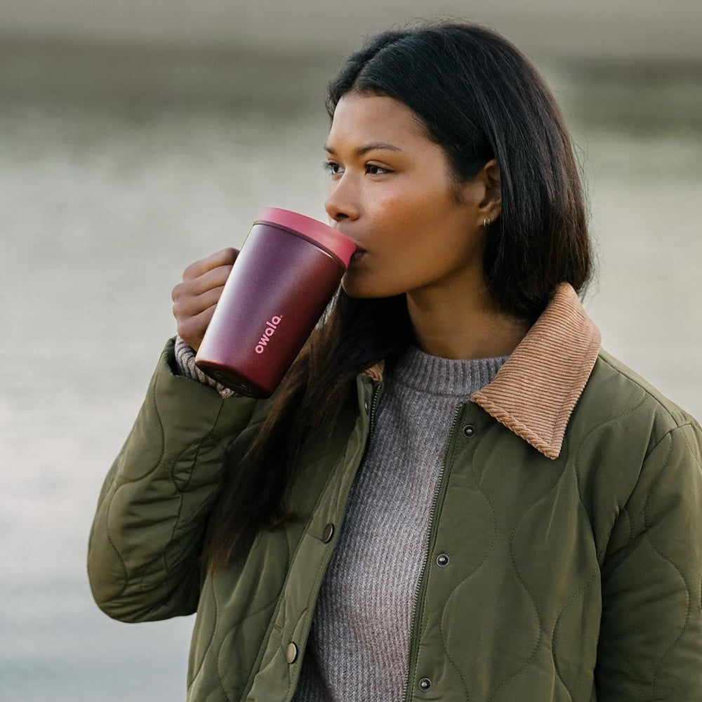 Owala SmoothSip scène lifestyle café prêt à emporter pour routine active