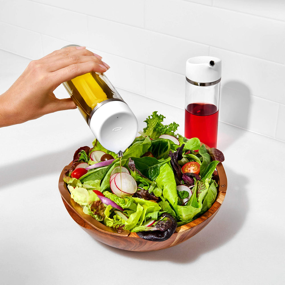 OXO distributeur en situation sur une salade pour assaisonner