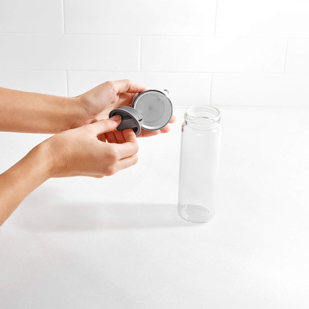 OXO distributeur utilisé pour verser huile dans une poêle