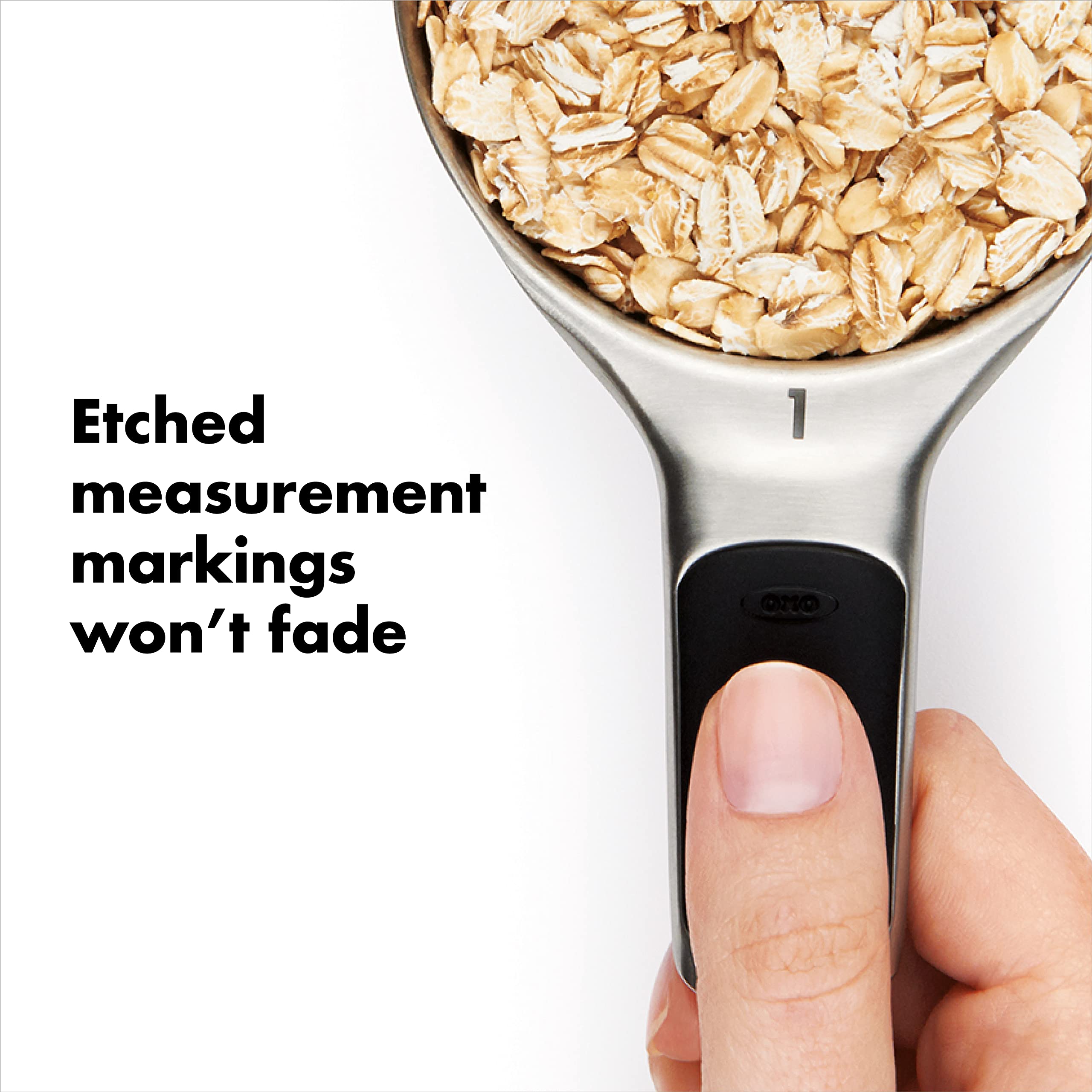 OXO en usage pour doser la farine, facilité et précision de mesure