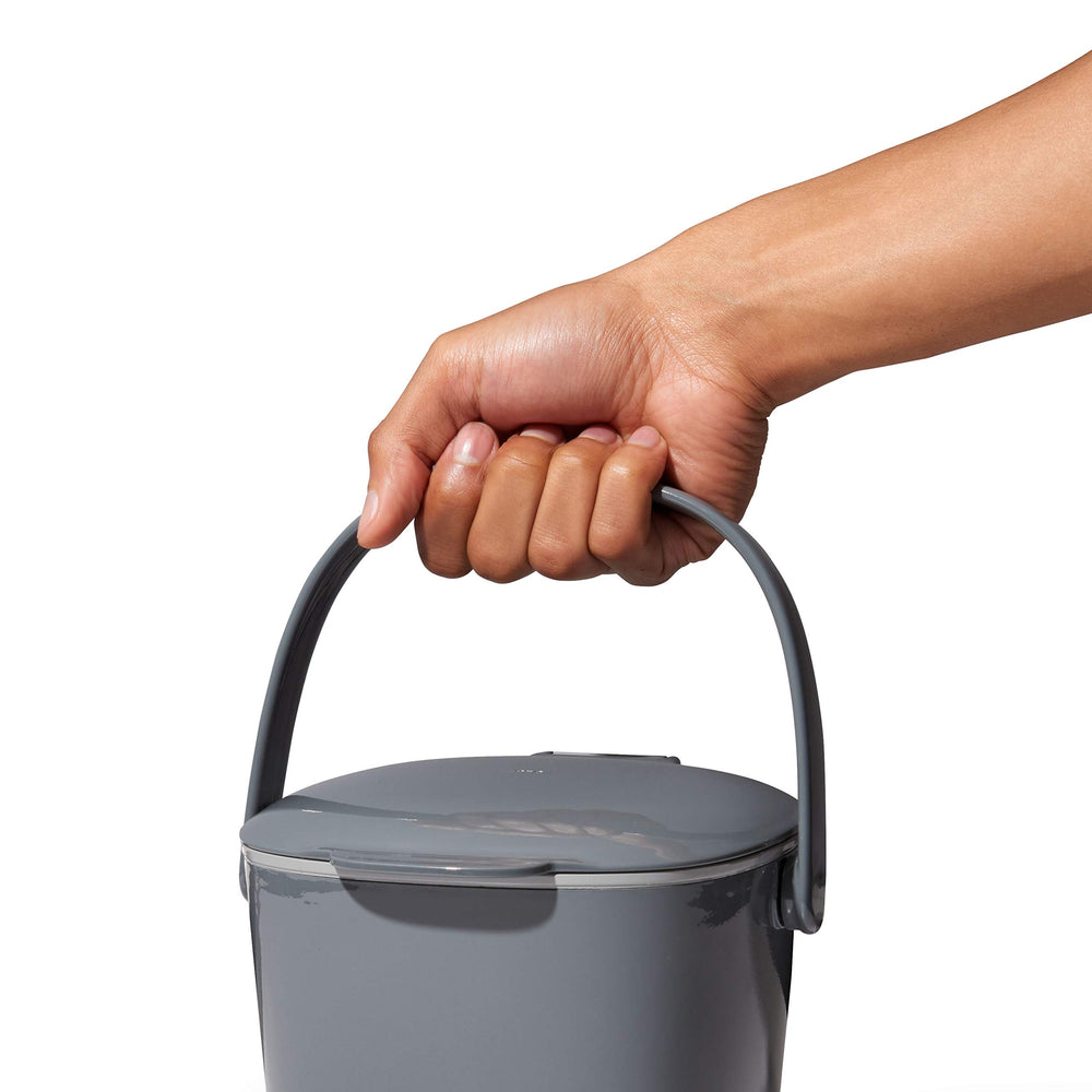 OXO comparaison avec mains montrant la capacité de 0,75 Gal compacte