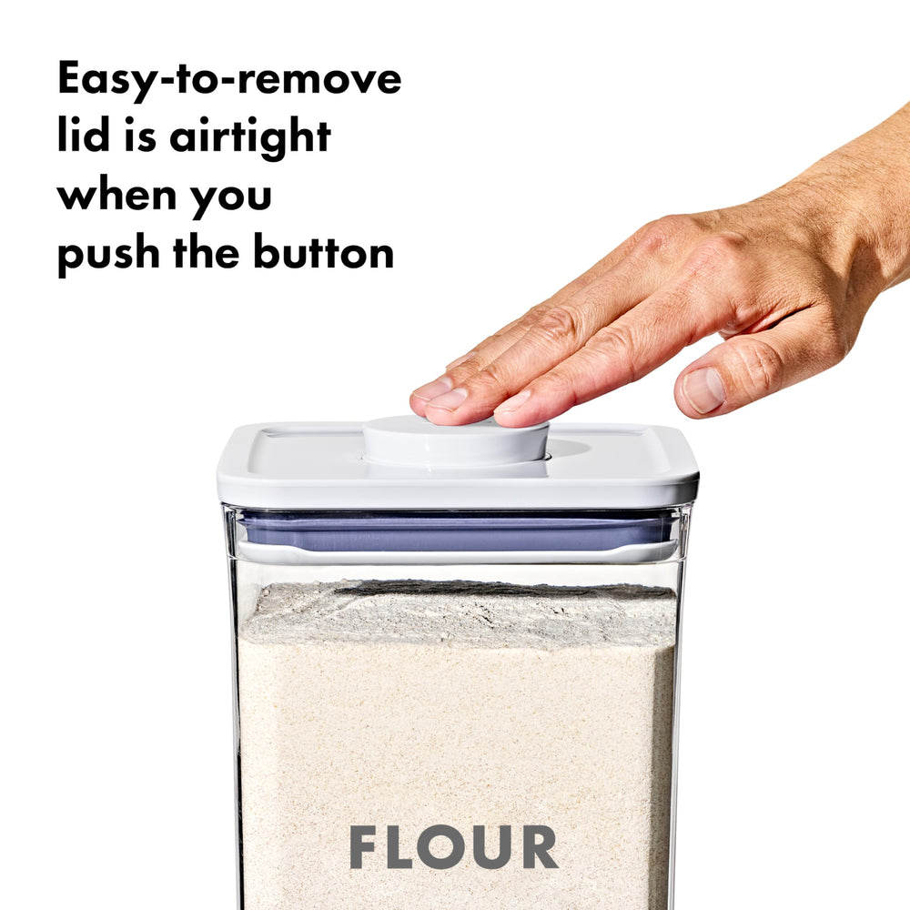 OXO gros plan sur le bouton POP garantissant fermeture hermétique facile