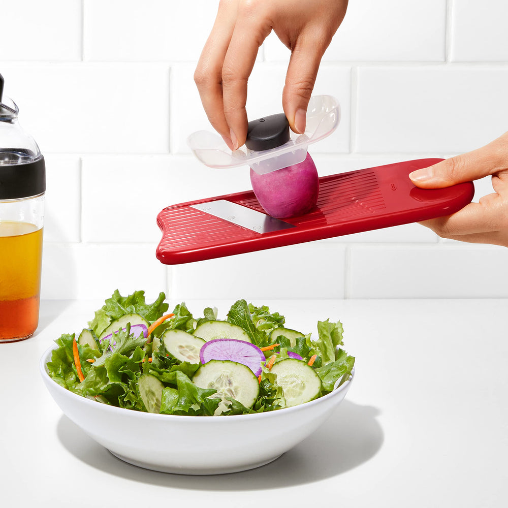 OXO comparaison taille avec une main, montre l'échelle pratique