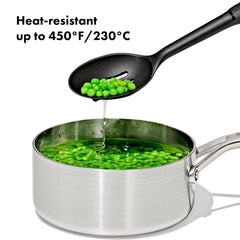 OXO Good Grips cuisson en utilisation montrant maniabilité et confort pendant la cuisson