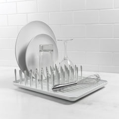 OXO Good Grips égouttoir en usage avec assiettes et verres séchant