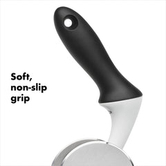 OXO hachoir en action découpant salade rapidement et sans effort