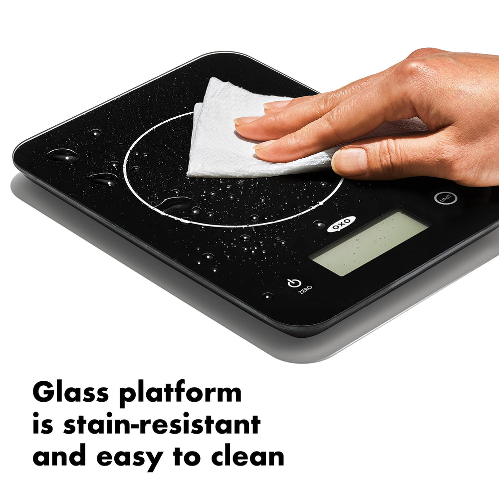 OXO Good Grips en cours d'utilisation pour peser ingrédients et gagner du temps