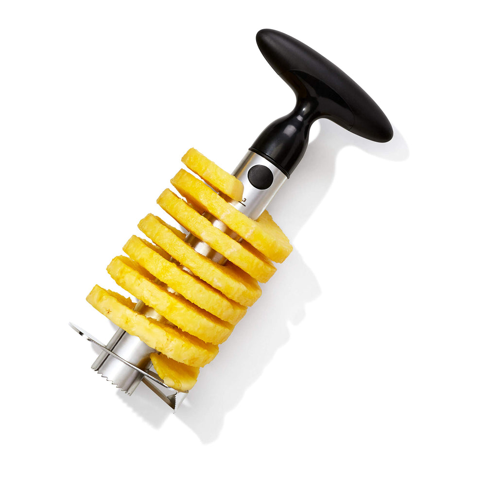 OXO Good Grips en usage sur ananas entier offrant rapidité et tranchage uniforme